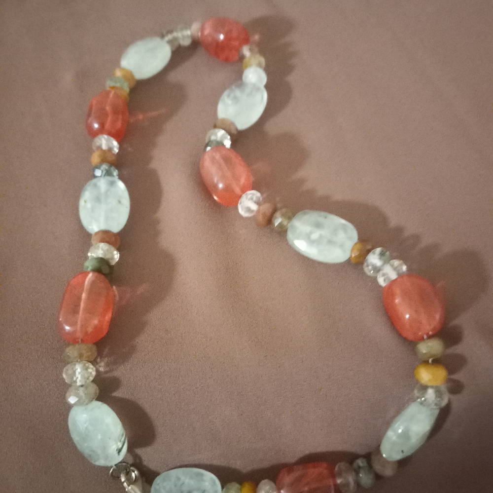 Beautiful glass stone necklace attached to a silver (925) clasp
